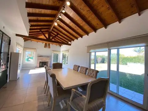 Casa 4 ambientes con 5 baños