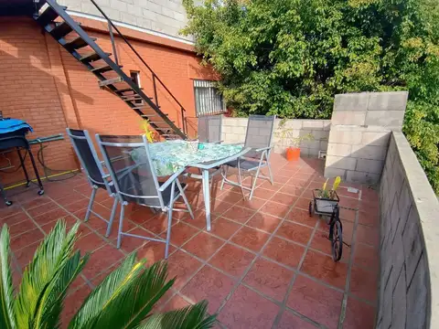 Casa en venta + 3 deptos en  Caseros