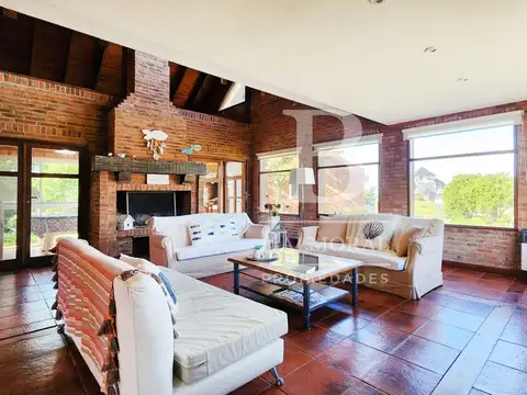 Casa 5 ambientes con 4 baños