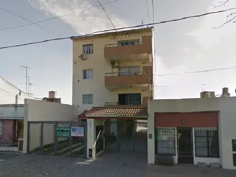 EN VENTA EN CASEROS MONOAMBIENTE EN PLANTA BAJA AL FRENTE MUY AMPLIO + COCHERA - FICHA 6346