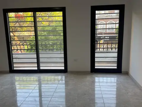 SALÓN COMERCIAL EN PRIMER PISO EN ALQUILER EN BERAZATEGUI CENTRO.