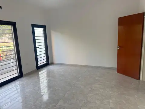 SALÓN COMERCIAL EN PRIMER PISO EN ALQUILER EN BERAZATEGUI CENTRO.