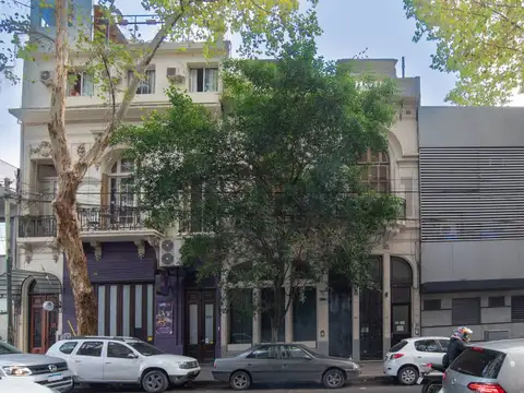 PH de tres ambientes más escritorio y patio en venta en Palermo.