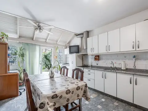 Casa 4 ambientes con 2 baños