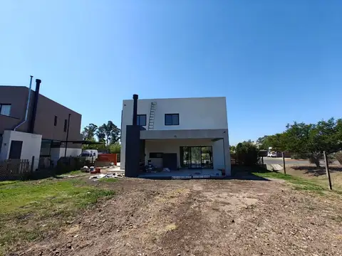 Casa 5 ambientes con 4 baños