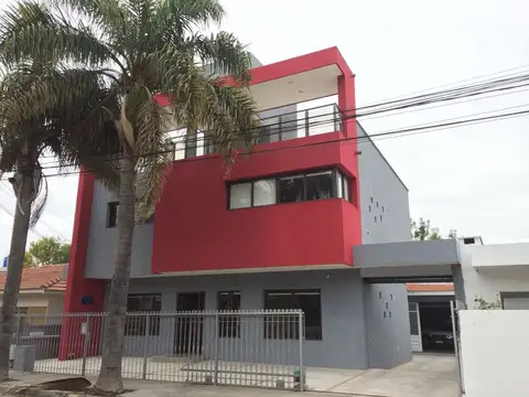 VENTA DE PROPIEDAD CON 4 DEPARTAMENTOS Y SALÓN CON COCHERAS EN VILLA CARLOS PAZ