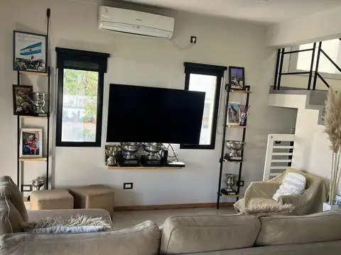 Casa 9 ambientes con 2 baños