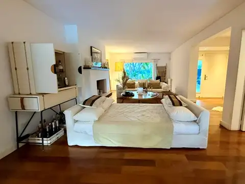 Casa en Alquiler con 2 cocheras