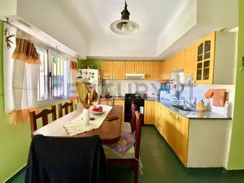 Casa 5 ambientes con 2 baños