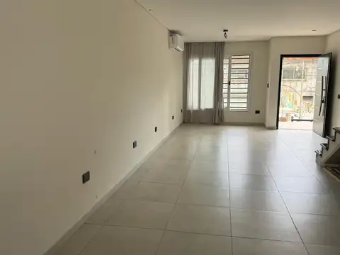 Depto Tipo Casa en Alquiler con 1 cocheras