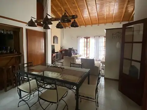 Casa 4 ambientes con 2 baños