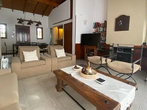 Venta Casa 3 Dormitorios. Parque - Pileta. Cochera