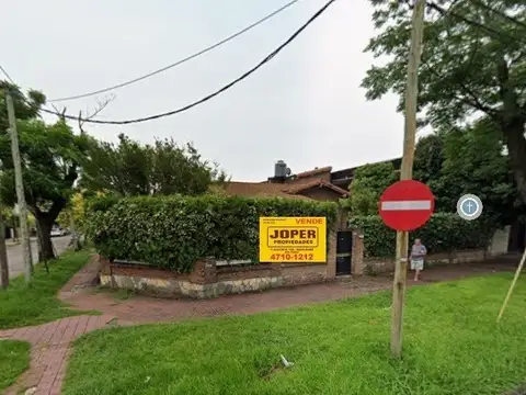 EXCELENTE UBICACION CON LOTE  PROPIO Y VIVIENDA DE 4 DORMIT A RECICLAR.