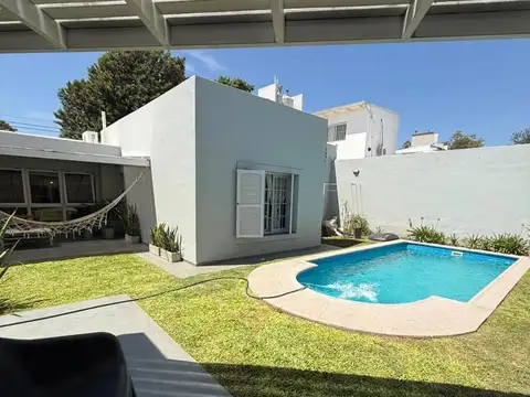 Casa en venta 3 dorm barrio Jardin con Quincho y Pileta