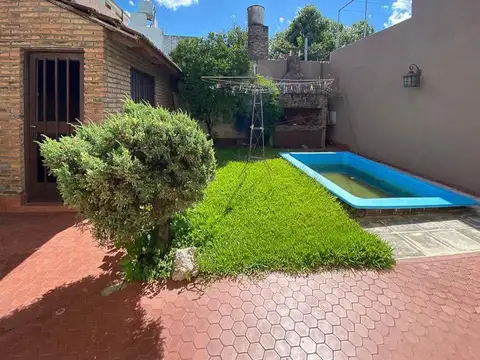 VENTA – Casa de 3 dormitorios con cochera, patio, pileta y parrillero – Bella Vista, Rosario
