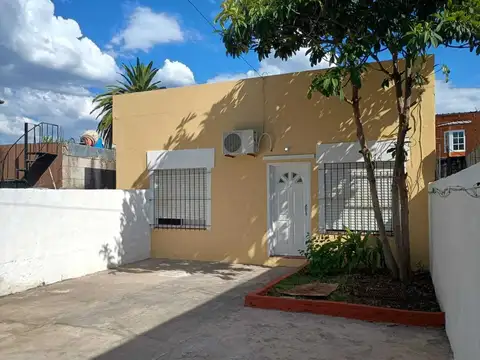 Casa - 2 dormitorios - 2 patios - Aire acondicionado.