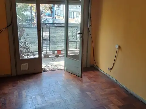 DEPARTAMENTO DE 3 AMBIENTES EN PRIMER PISO POR ESCALERA   CON 2 BALCONES   NO PAGA EXPENSAS