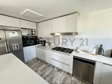 Casa en Venta con 3 cocheras
