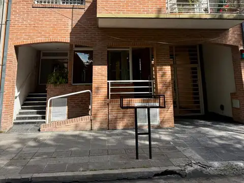 iMPECABLE DEPTO EN DUPLEX, DE 3 AMBIENTES CON 2 TERRAZAS PROPIAS Y COCHERA. BAJAS EXPENSAS!