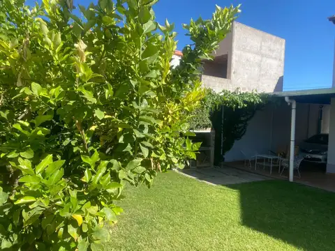Casa en Venta con 3 cocheras