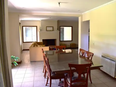 Casa en Alquiler con 2 cocheras