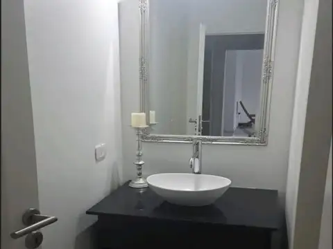 Casa en Alquiler con 2 cocheras