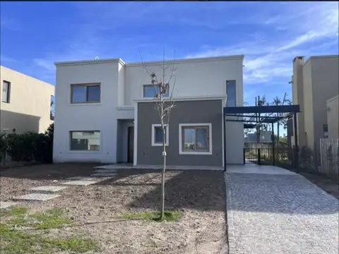 Casa Moderna de 5 AMB Barrio Santa Ana con Galería, Parrilla y Gran Jardín con Piscina