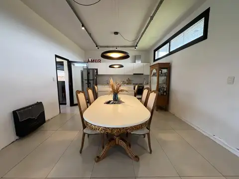 Casa en Venta con 2 cocheras