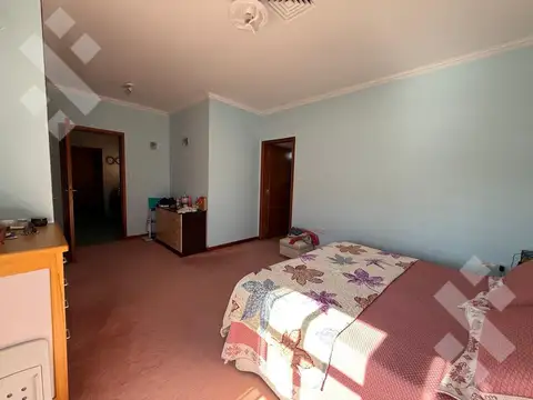 Casa en Venta con 3 cocheras