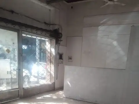 Local de 7 x 5 en frente Subte E