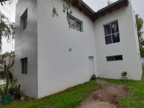 VENTA CASA/ DUPLEX 2 DORMITORIOS / PATIO- ROLDÁN