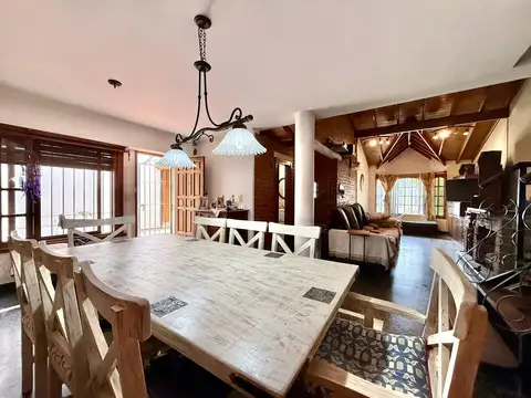 Casa en Venta con 2 cocheras