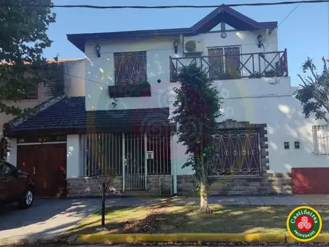 Venta - Casa en 2 plantas - 4 Dormitorios - 2 Baños   Apta Credito  