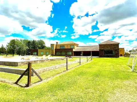 Casa en Alquiler con 3 cocheras