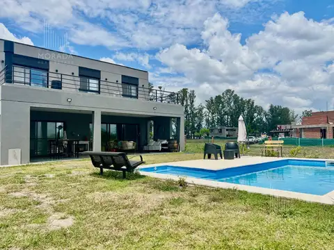 Casa en Venta con 4 cocheras