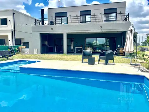 Casa 5 ambientes con 4 baños