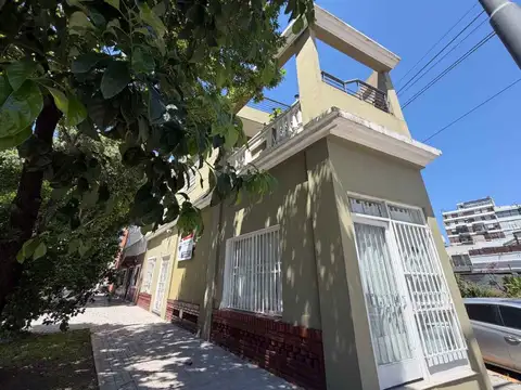 CASA EN ESQUINA CON BALCÓN Y  TERRAZA CON PARRILLA