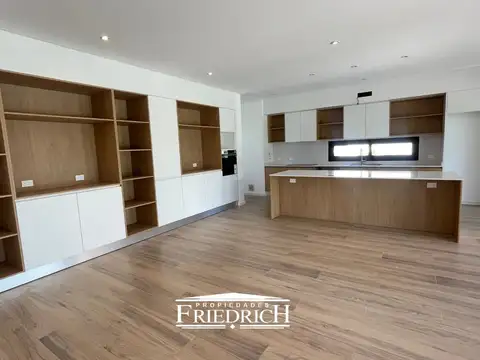 Casa en Venta con 4 cocheras