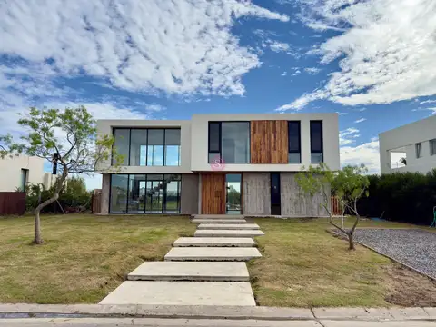 Casa  en Venta en San Sebastian, Escobar, G.B.A. Zona Norte AREA 5 Apto crédito  / a la laguna