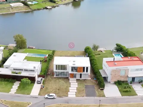 Casa en Venta con 2 cocheras