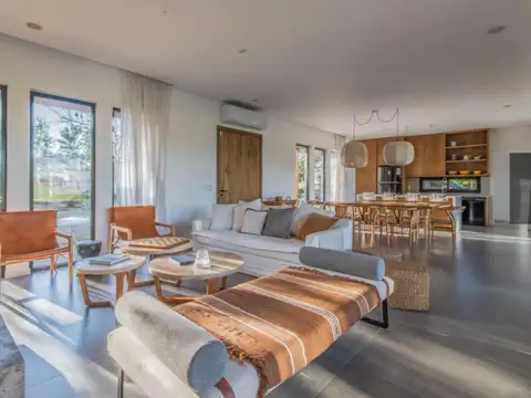 Casa 4 ambientes con 3 baños