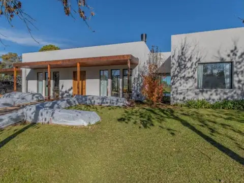 Casa en venta c/ cochera en Santa Catalina