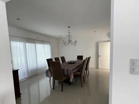 Casa 6 ambientes con 4 baños