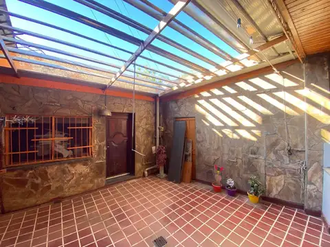 VENTA - CASA AL FRENTE 2 DORMITORIOS   COMODIN Y PATIO - BARRIO REPUBLICA DE LA SEXTA