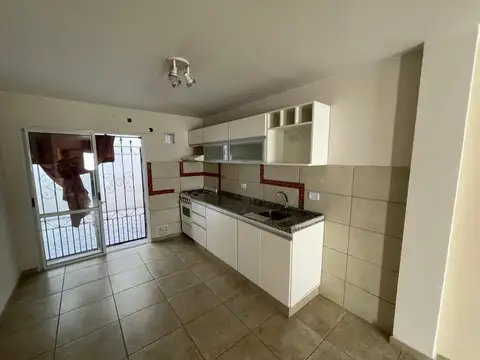 Casa 6 ambientes con 2 baños