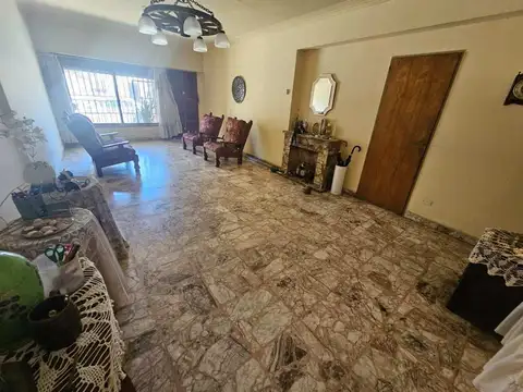 VENTA DE CASA 5 AMBIENTES COCHERA TERRAZA JARDIN