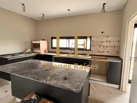 Casa 5 ambientes con 3 baños