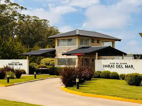 Casa en Haras del Mar de cinco ambientes con piscina a estrenar