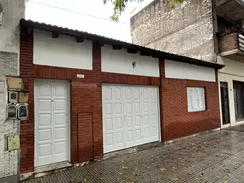 LOTE PROPIO APTO DOS FAMILIAS - EN VENTA CON GARAJE TERRAZA Y QUINCHO - EN BUEN ESTADO