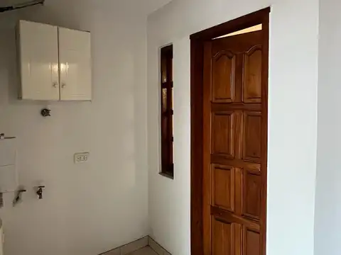 LOTE PROPIO APTO DOS FAMILIAS - EN VENTA CON GARAJE TERRAZA Y QUINCHO - EN BUEN ESTADO